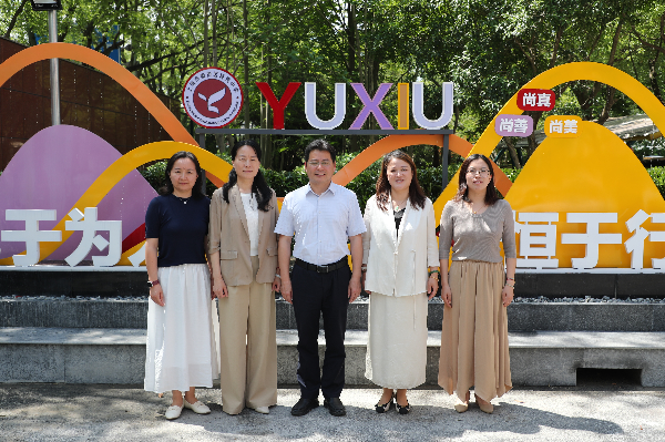区教育局领导莅临学校调研指导九年级毕业班备考工作